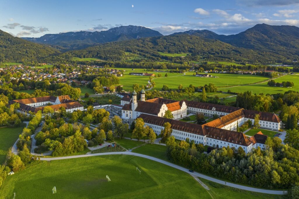 Benediktbeuern - Grundstück zum Bau einer Doppelhaushälfte in guter Lage von Benediktbeuern